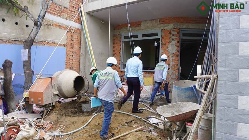 Lãnh đạo Minh Bảo thường xuyên khảo sát kỹ lưỡng công trình đang thi công xây nhà trọn gói