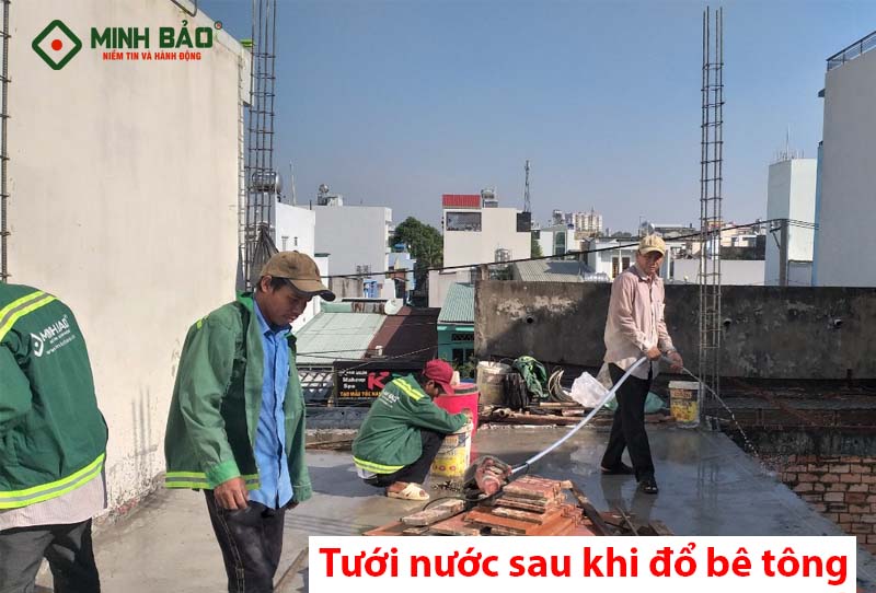 Thực hiện tưới nước sau khi đổ bê tông để đảm bảo độ ẩm cho bê tông