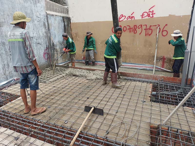 Công nhân Minh Bảo thực hiện đổ bê tông
