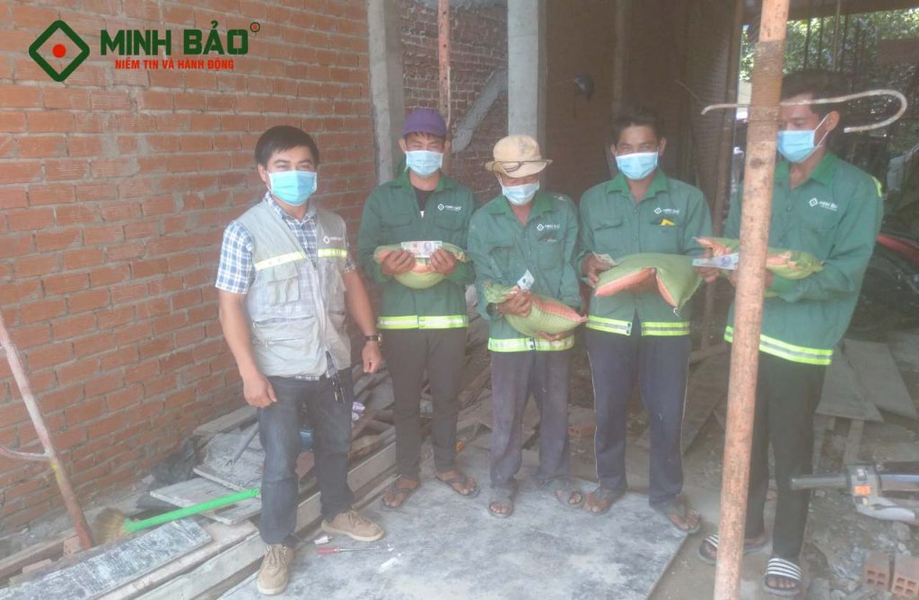 tặng quà cho công nhân xây dựng tại HCM