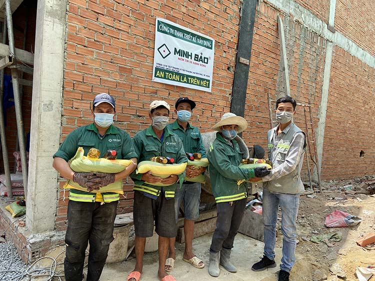Tặng gạo cho công nhân xây dựng mùa dịch