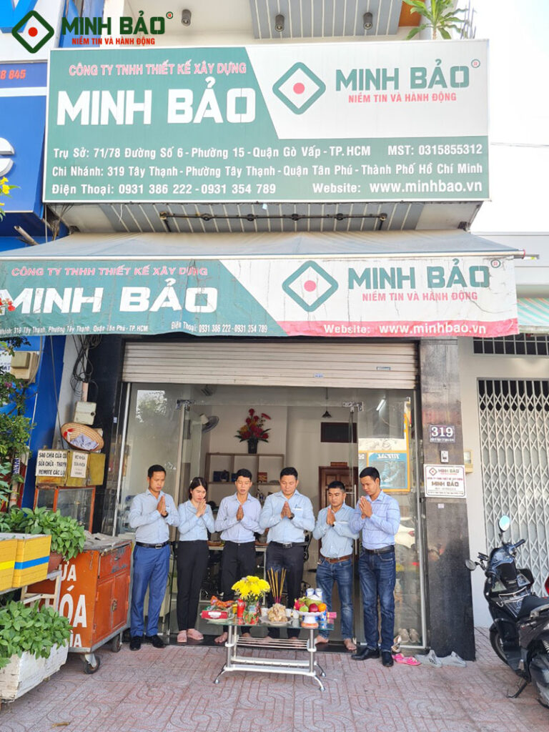 Cán bộ Minh Bảo cúng khai trương công ty dịp đầu năm