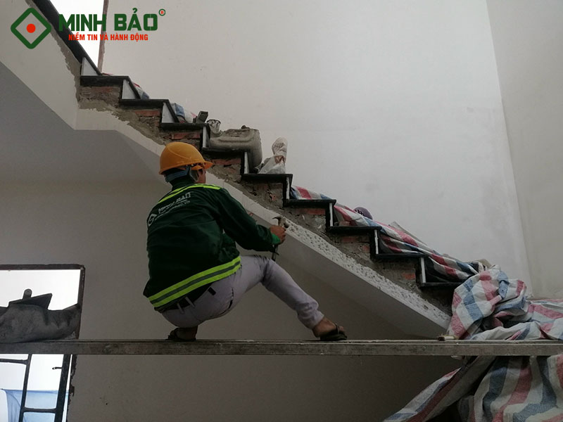 Công nhân Minh Bảo đang thi công hoàn thiện cầu thang 