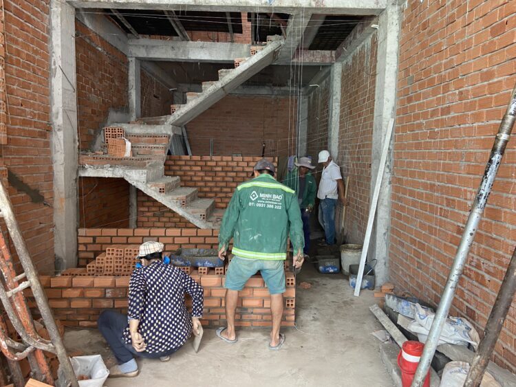 Công đoạn xây ngăn nhà vệ sinh trong nhà