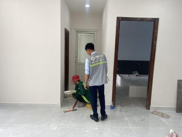 Công tác lát gạch nền phòng khách của công nhân Minh Bảo