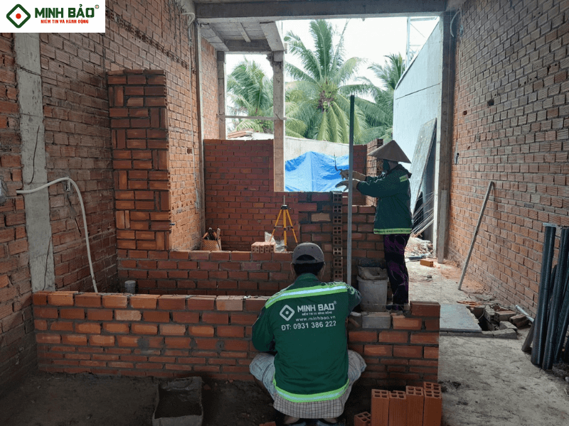 Công nhân Minh Bảo tiến hành xây dựng tường bao
