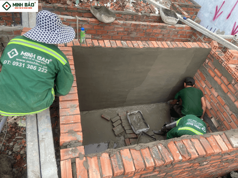 công nhân Minh Bảo thực hiện dự án xây nhà