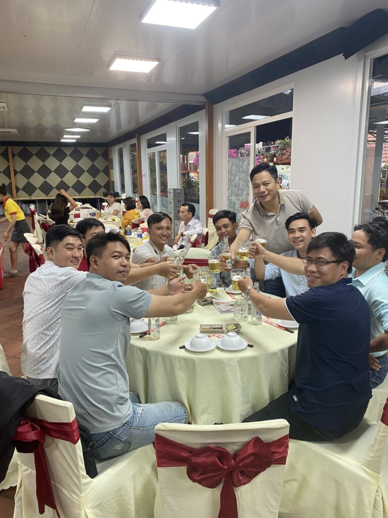Buổi tiệc diễn ra đầm ấm, vui vẻ