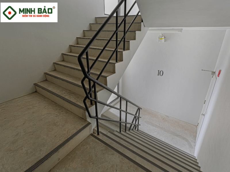 Cầu thang thoát hiểm trong nhà thường được đặt cạnh thang máy