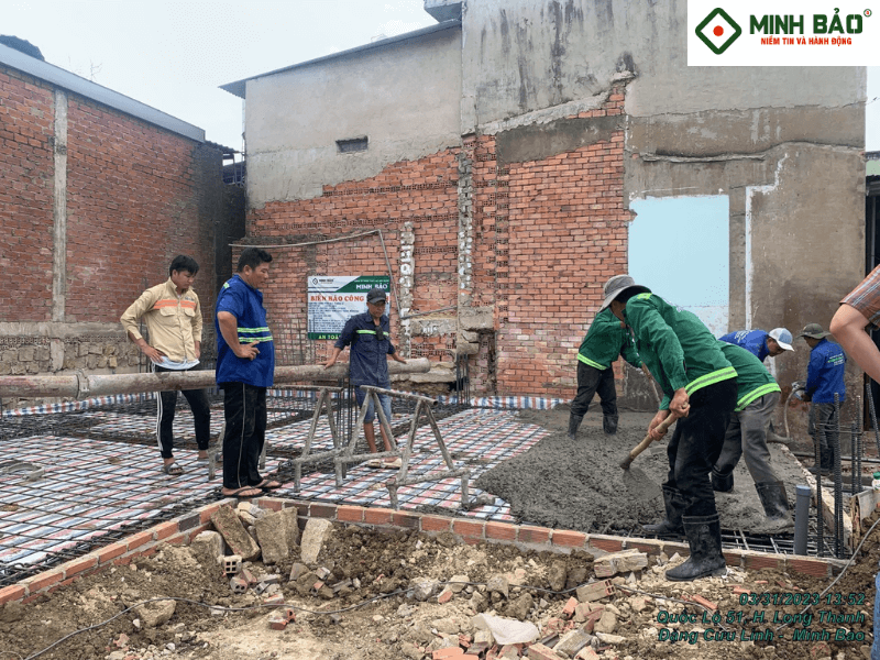 Công nhân Minh Bảo thực hiện đổ bê tông sàn