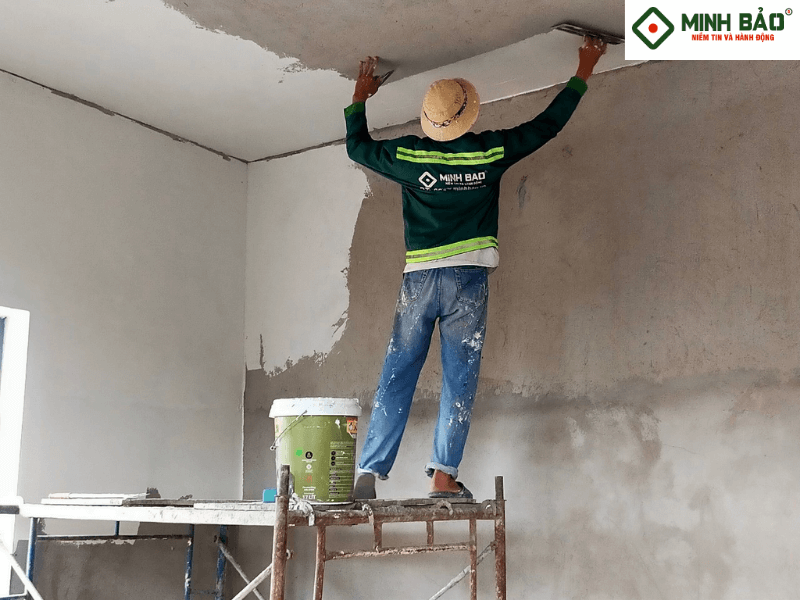 Công nhân Minh Bảo thực hiện công tác sơn tường