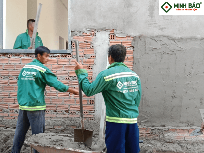 Minh Bảo thực hiện công tác xây tô