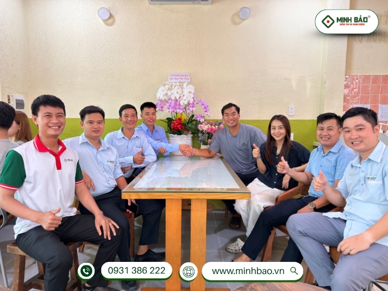 Minh Bảo bàn giao nhà cho khách hàng sau khi xây dựng