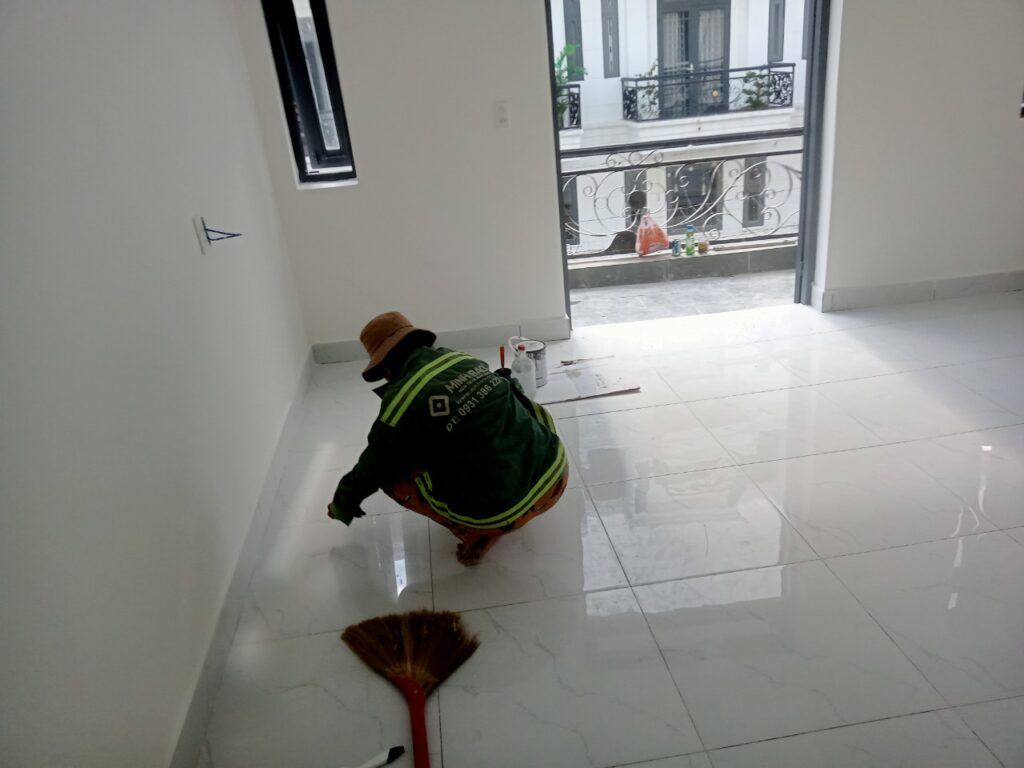 Vệ sinh sạch sẽ tai công trình luôn là bước cuối cùng trước khi bàn giao nhà của Minh Bảo