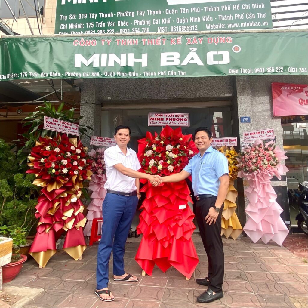Bạn bè và đối tác đến chúc mừng Minh bảo