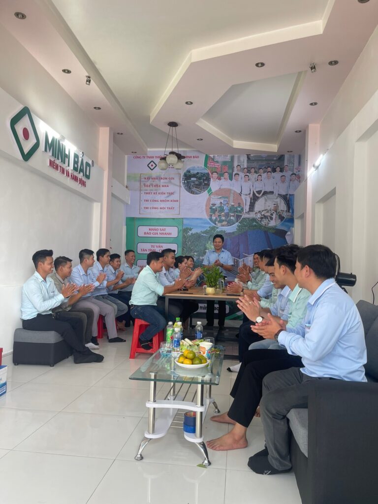 Ông Nguyễn Bá Thanh - Giám đốc công ty phát biểu trong lễ khai trương