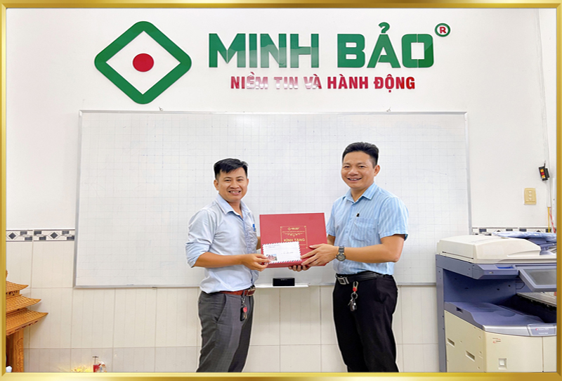 Trao thưởng cho anh Giang - Giám đốc khối