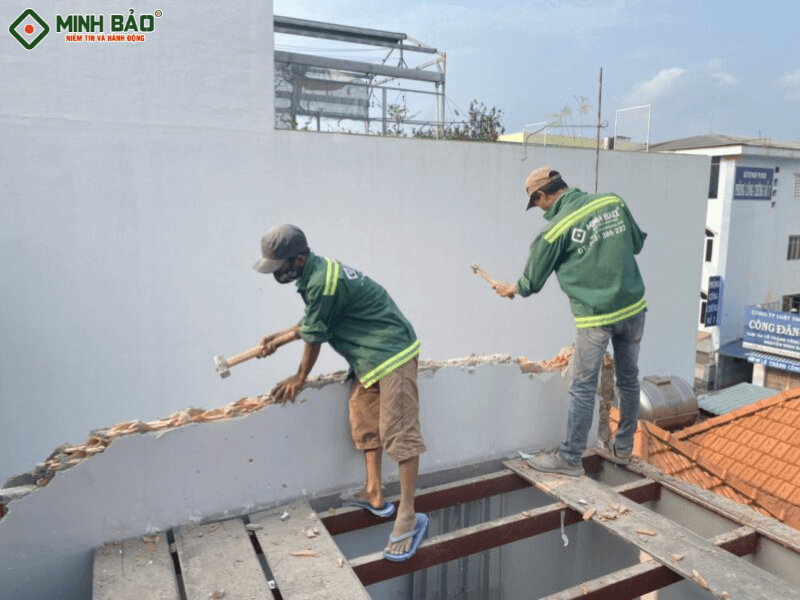 Công nhan Minh Bảo thực hiện sửa nhà huyện Trà Ôn Vĩnh Long