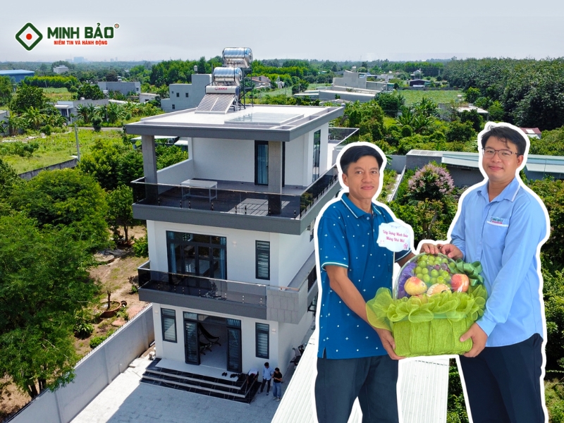 Minh Bảo bàn giao nhà cho gia chủ sau khi xây dựng