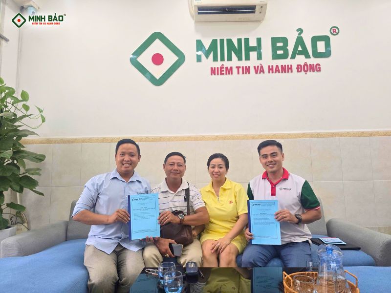 Minh Bảo cùng khách hàng ký hợp đồng xây nhà trọn gói Vũng Tàu