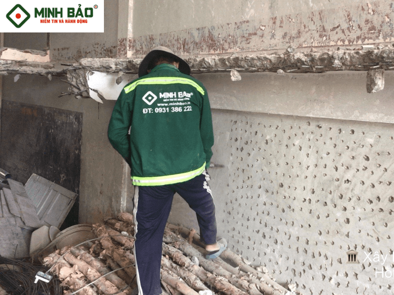 Công nhân Minh Bảo thực hiện công việc sửa nhà