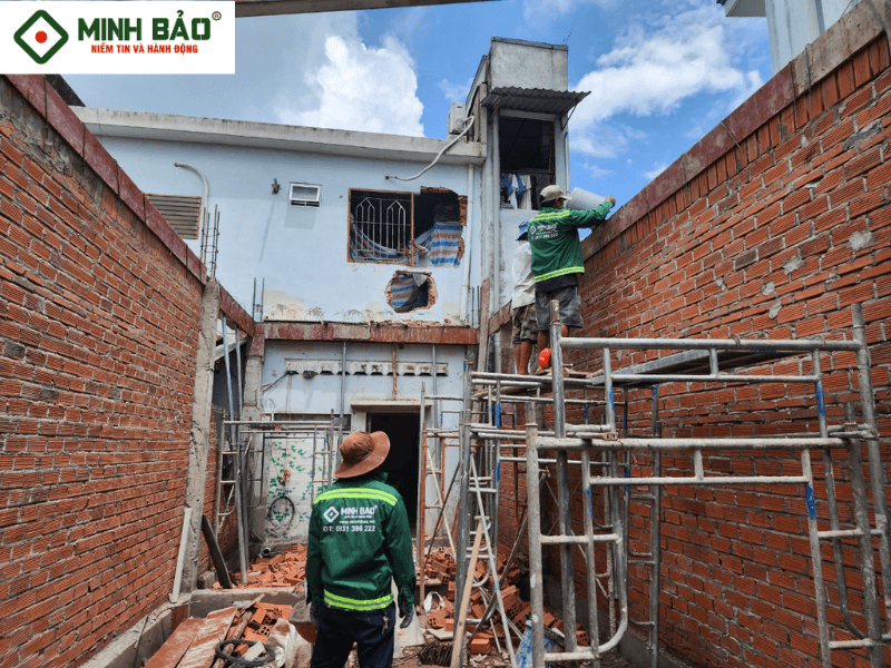 Minh Bảo thực hiện xây tường bao trong dự án nâng tầng nhà