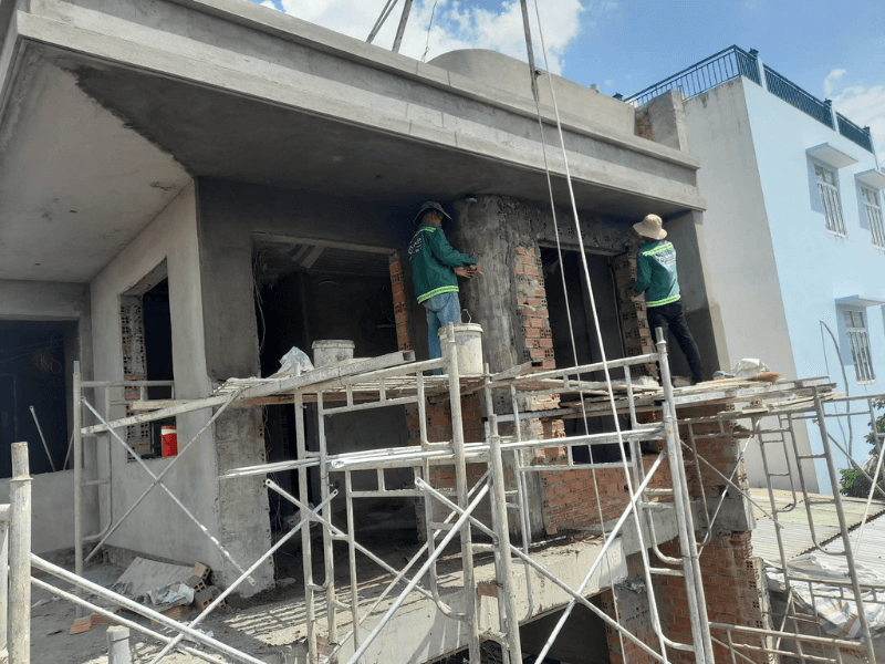 Công nhân Minh Bảo thực hiện công tác tô tường