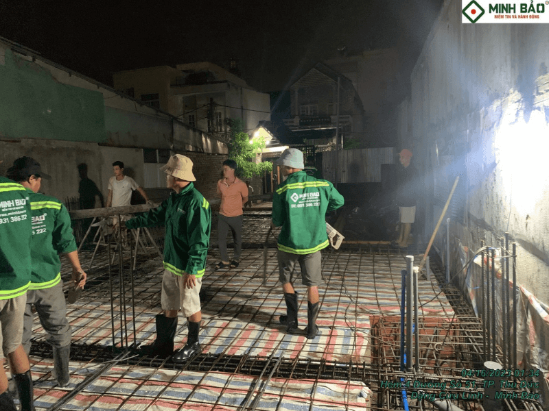 Dù là buổi đêm nhưng công nhân Minh Bảo vẫn miệt mài làm việc để hoàn thiện mẻ bê tông sàn
