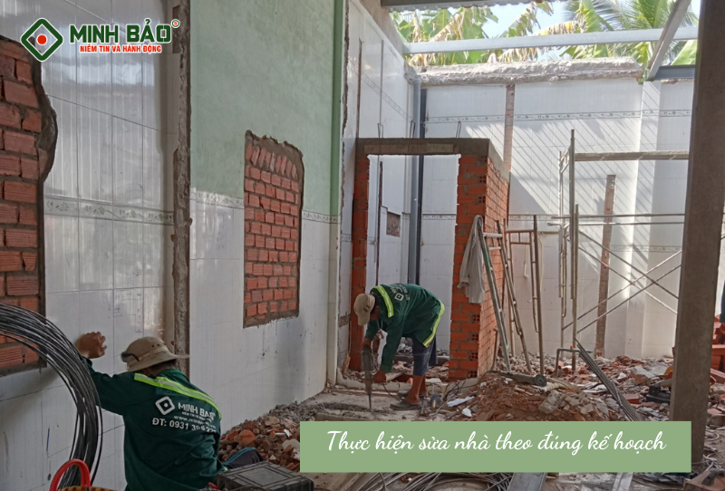 Minh Bảo thực hiện sửa chữa nhà theo đúng kế hoạch 