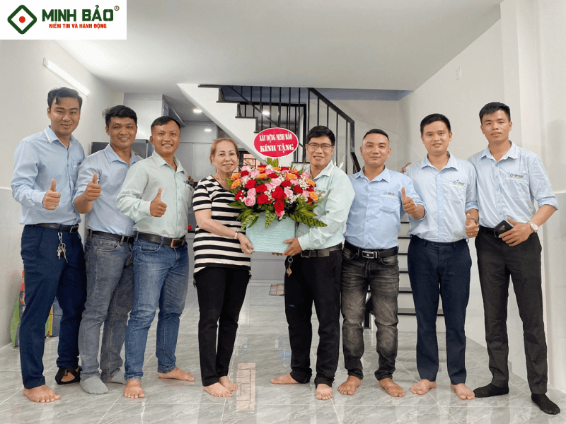 Đội ngũ kỹ sư bàn giao nhà đã hoàn thiện cho gia chủ