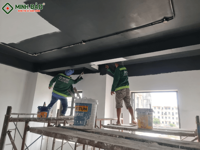 Thực hiện công tác sơn tường