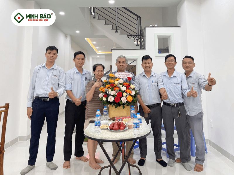 Đội ngũ kỹ sư Minh Bảo và gia đình anh Tuấn tronhg buổi bàn giao