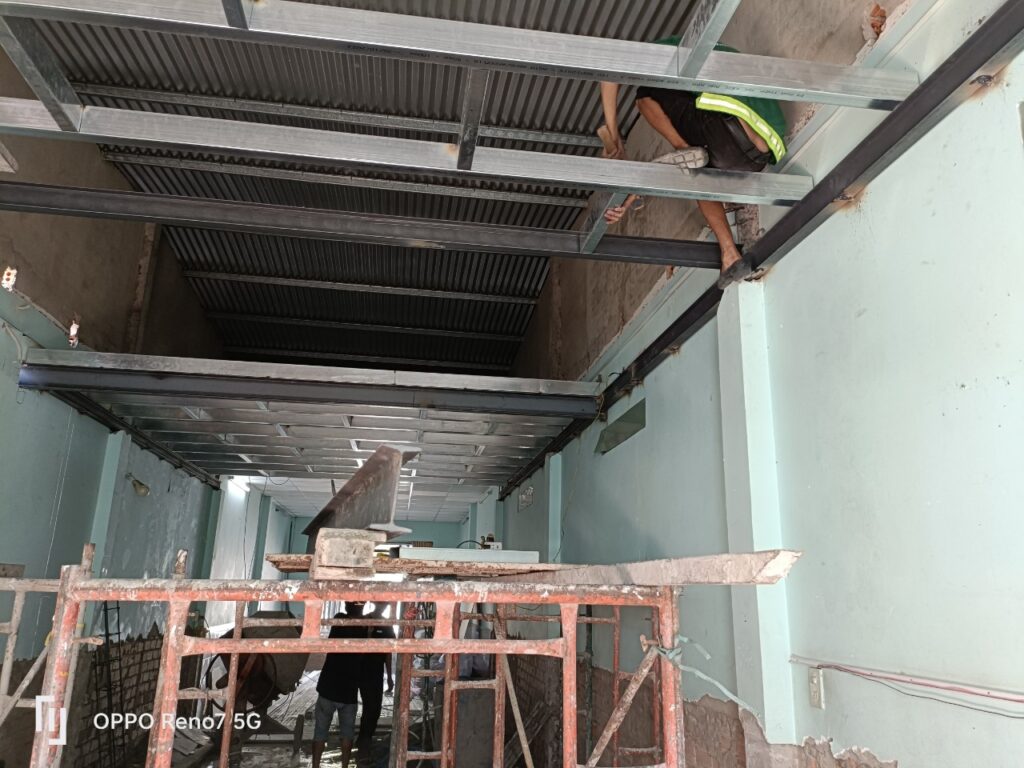 Căn nhà đã cũ và xuống cấp theo thời gian