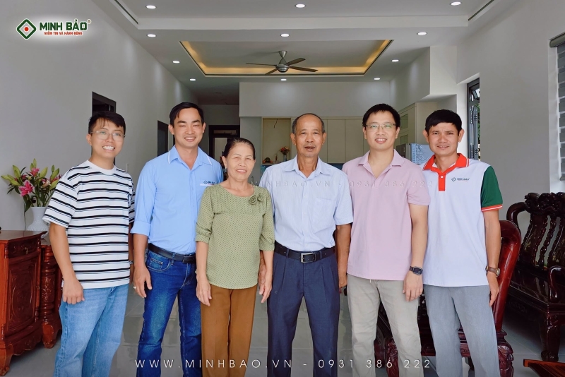 Minh Bảo bàn giao nhà cho gia chủ sau khi hoàn thiện