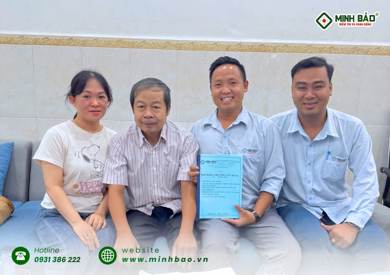 Minh Bảo và khách hàng ký kết hợp đồng