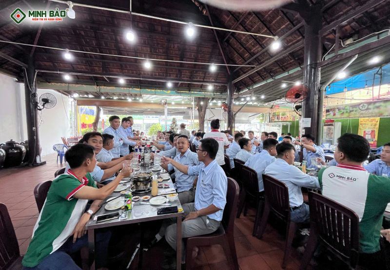 Bữa tiệc nhỏ sau buổi họp tổng kết