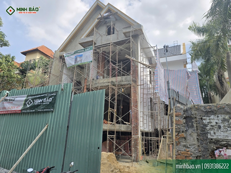 Công trình cải tạo biệt thự đang trong quá trình thi công thực hiện