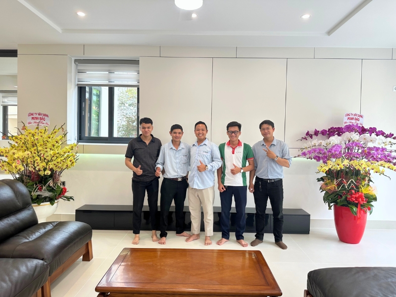 Đội ngũ Minh Bảo chụp hình kỷ niệm tại nhà anh Nhân