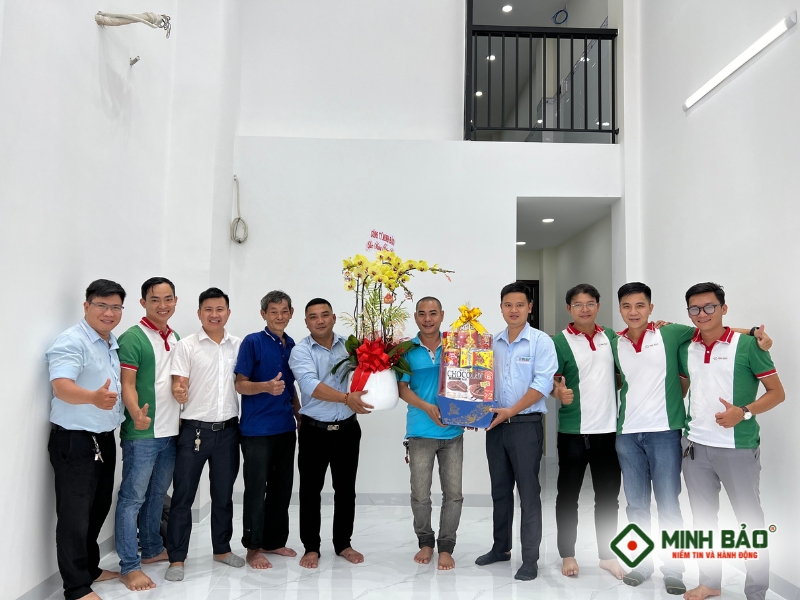 Minh Bảo bàn giao nhà cho gia chủ sau khi hoàn thiện