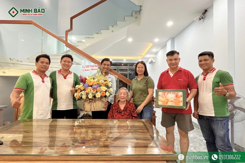 Minh Bảo bàn giao nhà cho gia chủ