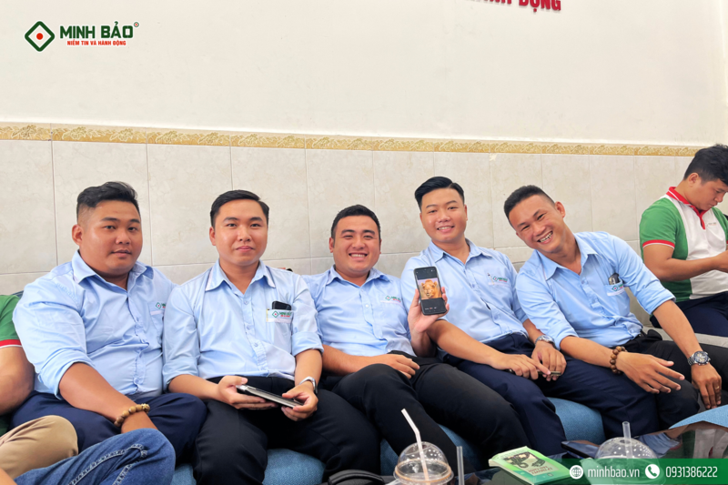 Buổi họp khép lại với không khí hân hoan