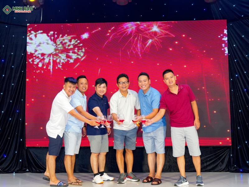 Ban lãnh đạo nâng ly khai tiệc
