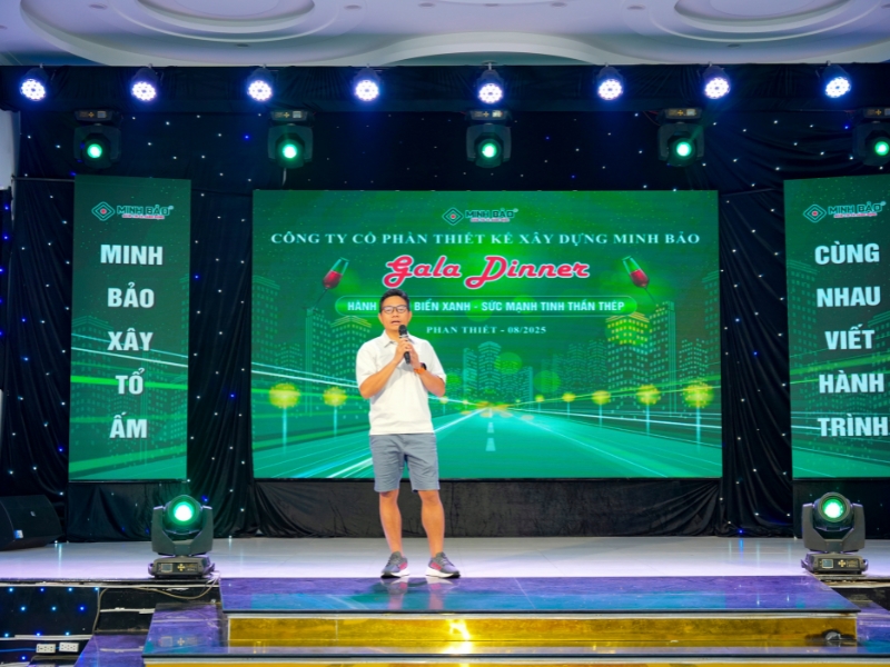 CEO Nguyễn Bá Thanh phát biểu trong đêm gala dinner