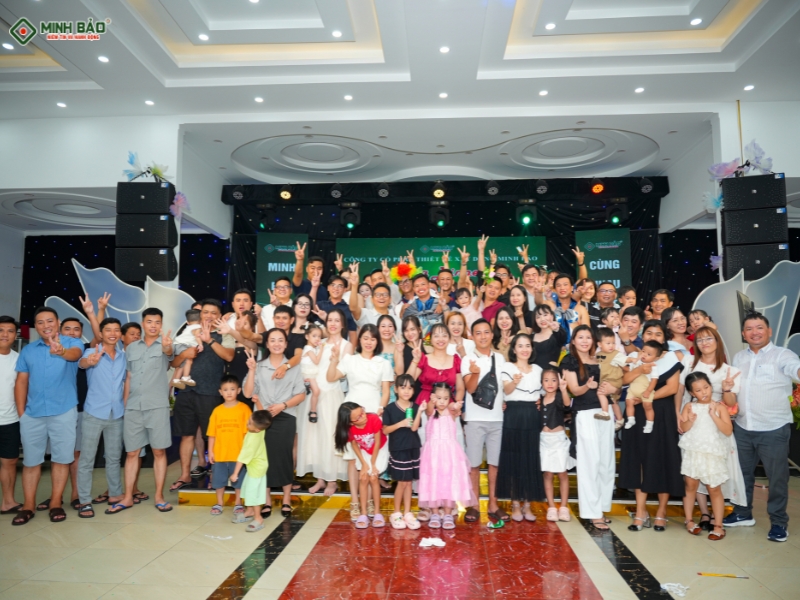 Tập thể Minh Bảo trong đêm gala dinner