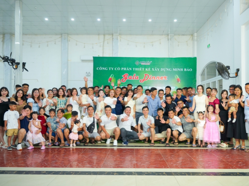 Tập thể Minh Bảo trong đêm tiệc