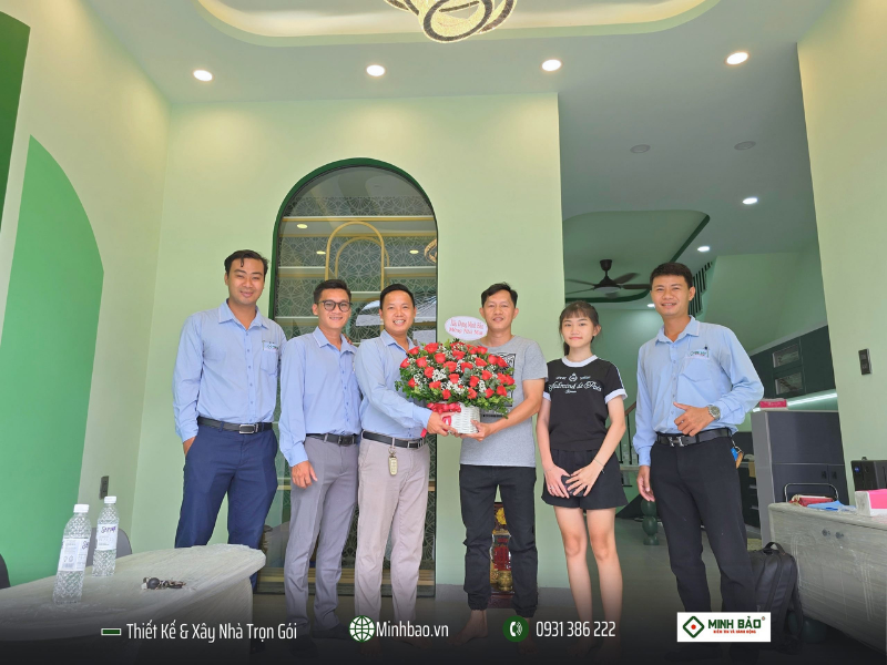 Bàn giao nhà cho gia chủ sau khi xây dựng