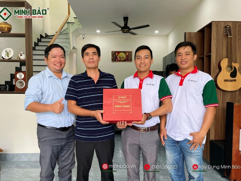 Bàn giao nhà cho gia chủ sau khi xây dựng