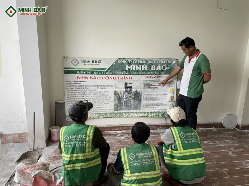 Họp an toàn định kỳ để đảm bảo an toàn cho công nhân