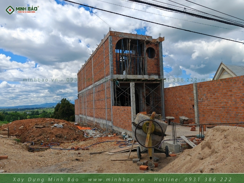 Nhà 2 tầng của anh Minh đang trong quá trình thi công phần thô