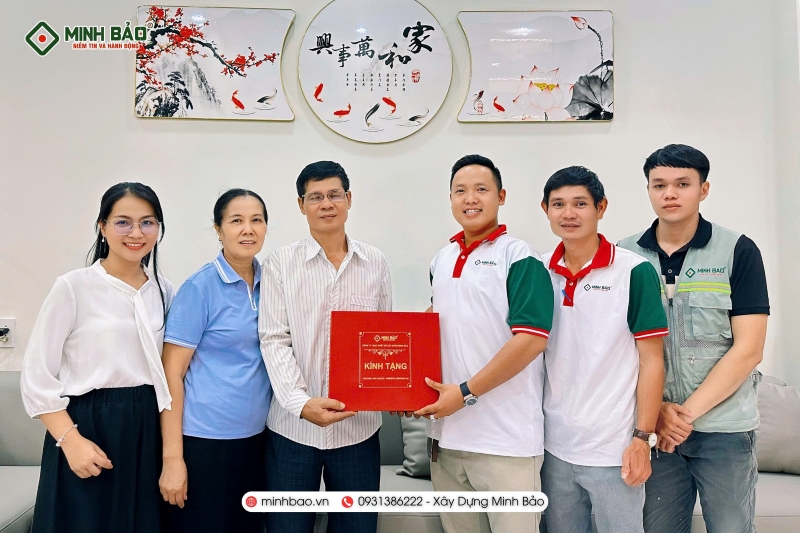 Minh Bảo bàn giao nhà cho gia chủ sau khi xây dựng